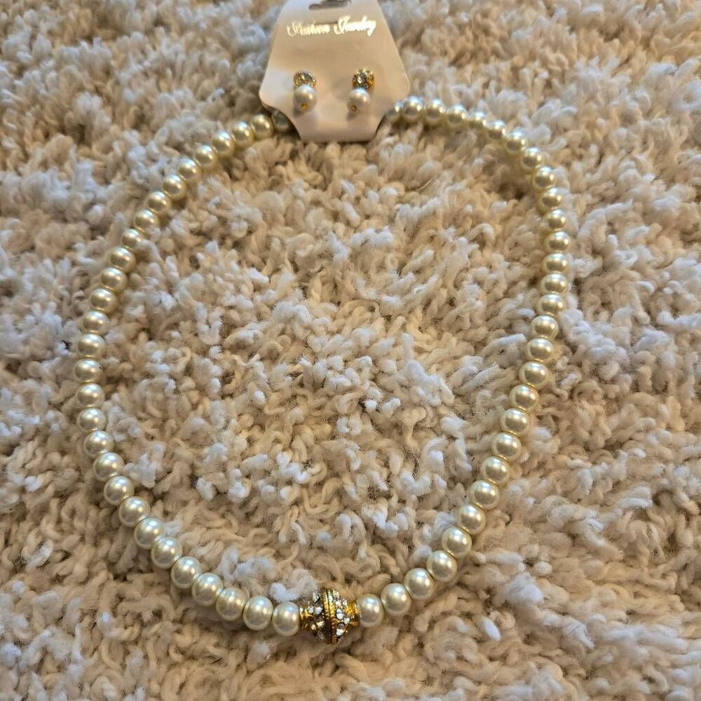 NEW Pearl Neckkace & Earrings Set Magnetic Rhinestone Clasp